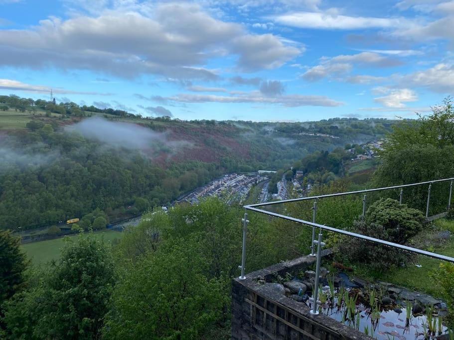 Villa The Crest Hillside Retreat With Hot Tub à Abertillery Extérieur photo