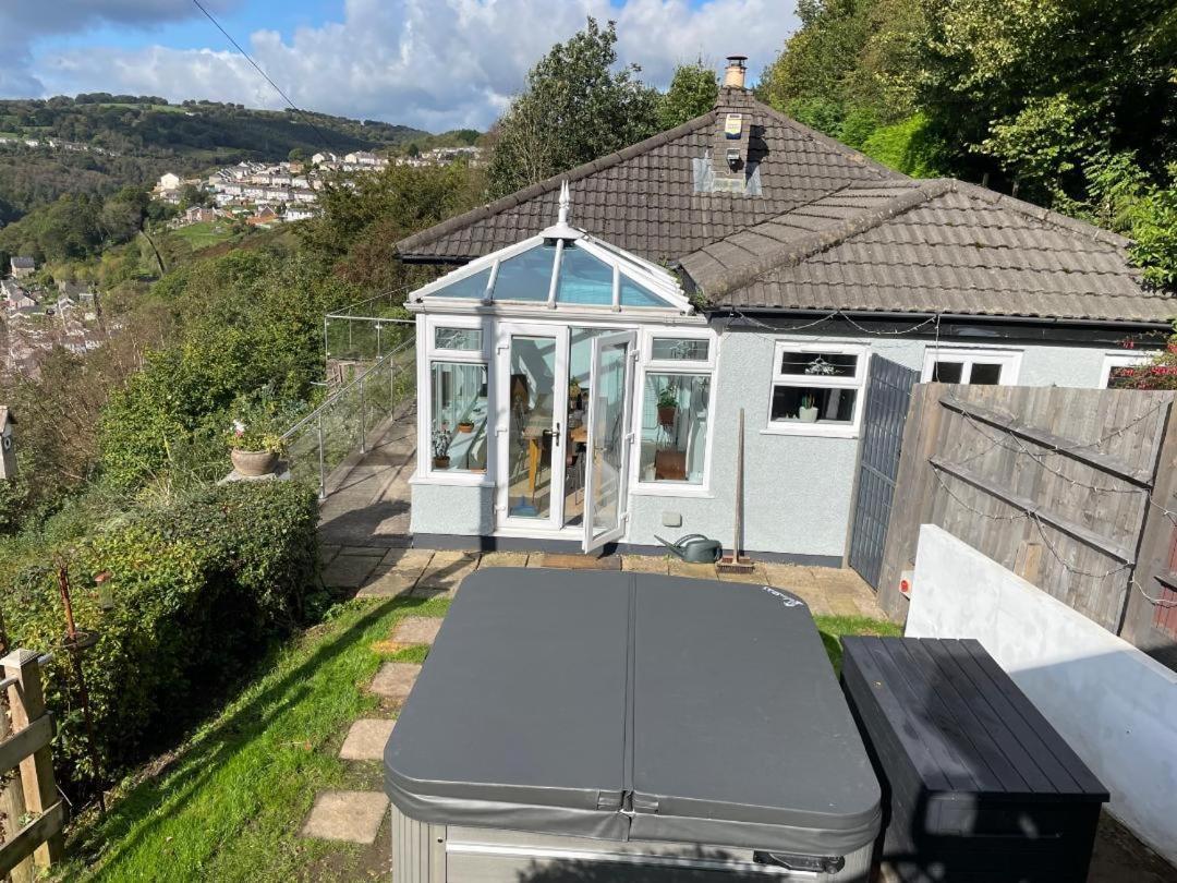 Villa The Crest Hillside Retreat With Hot Tub à Abertillery Extérieur photo